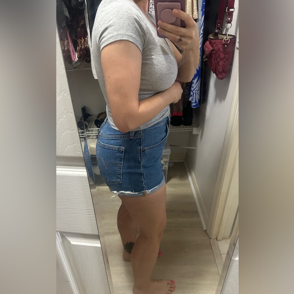 Levi’s hi waisted raw hem denim short shorts